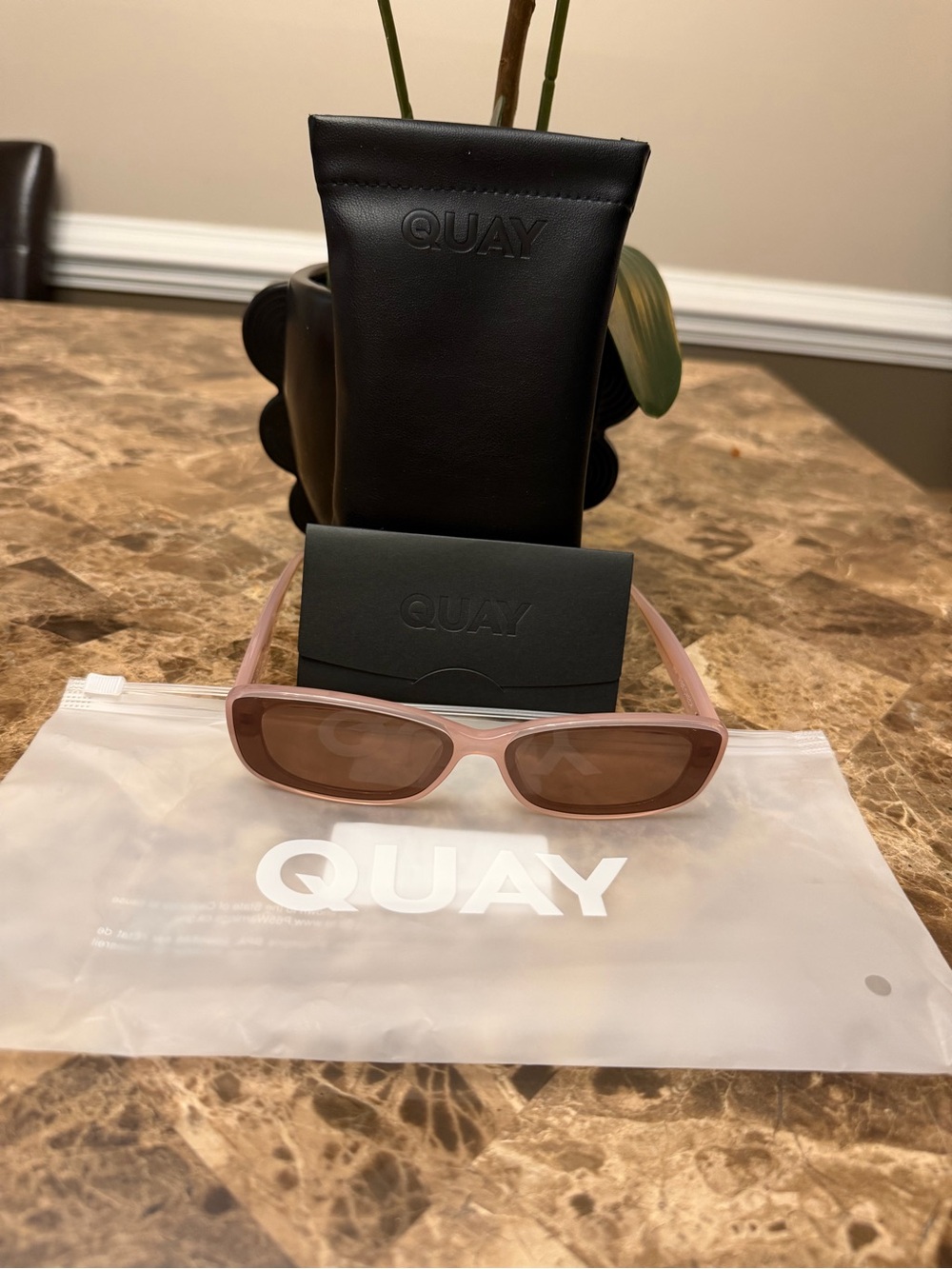 NWT QUAY Australia "Vibe Check" Sunglasses.